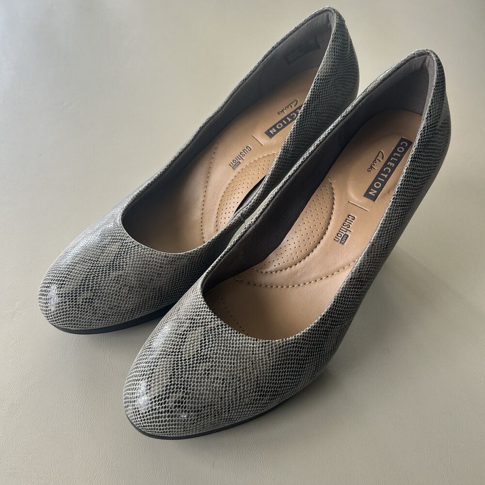 Clarks Womens 9.5M Stone Python Pierre Snake Print Soft Cushion Leather Pump